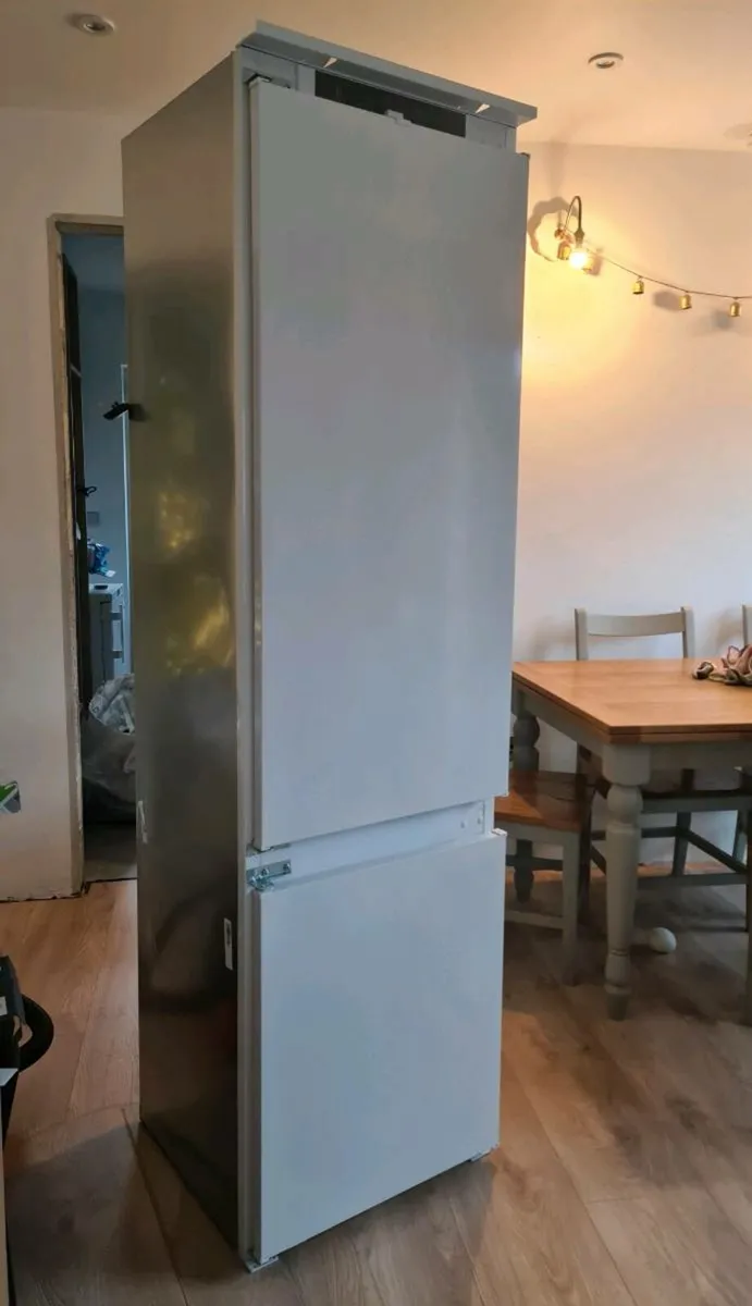 Whirlpool integrated fridge/freezer 70/30 - Image 3