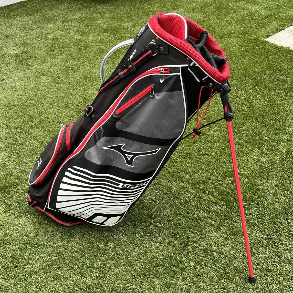 Mizuno Aerolite 029 Stand Bag - Black & Red (Great - Image 1