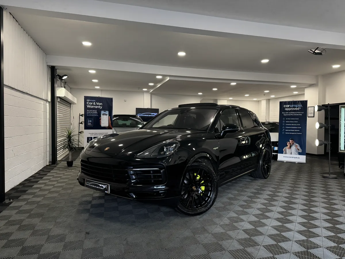 Porsche Cayenne 3.0 V6 E Hybrid-Night Edition - Image 3
