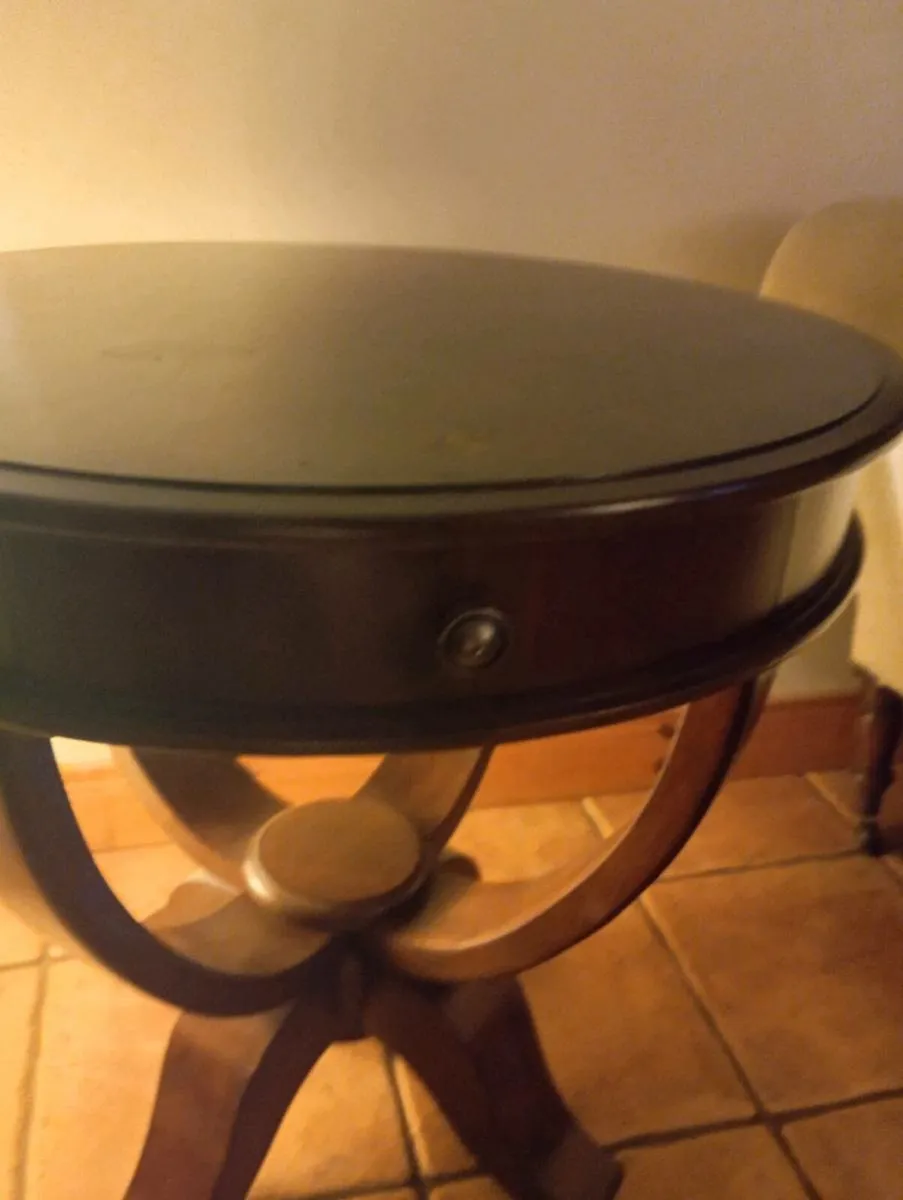 Round table . - Image 1