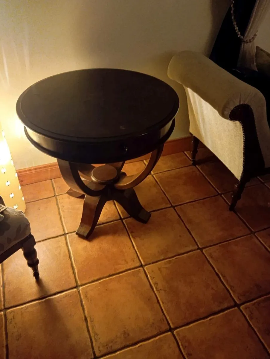 Round table . - Image 2