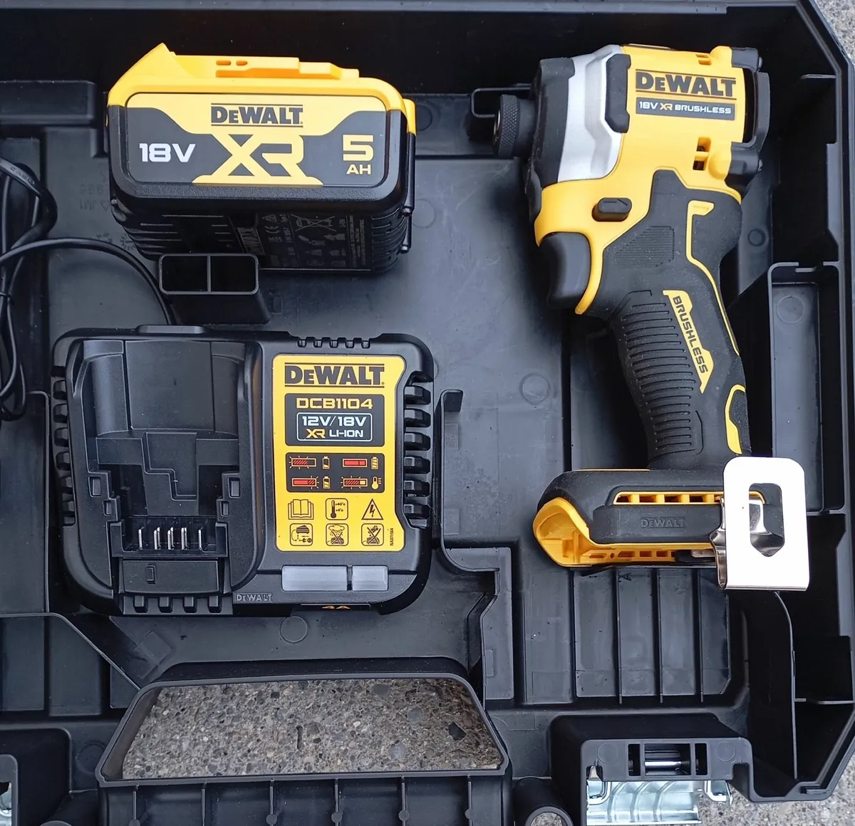 DeWalt dcf850 Impact Driver - Image 2