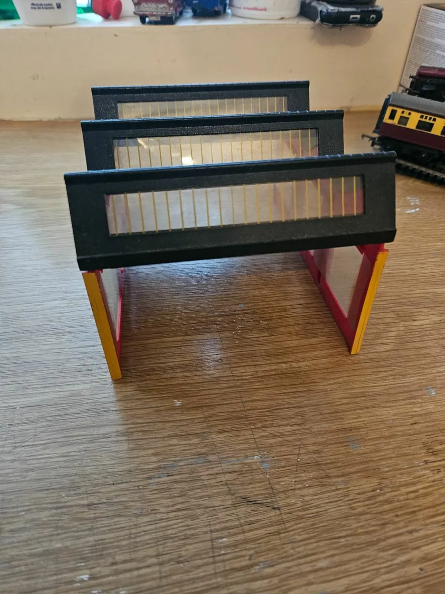 Hornby Triang OO Gauge Engine Shed - Image 1