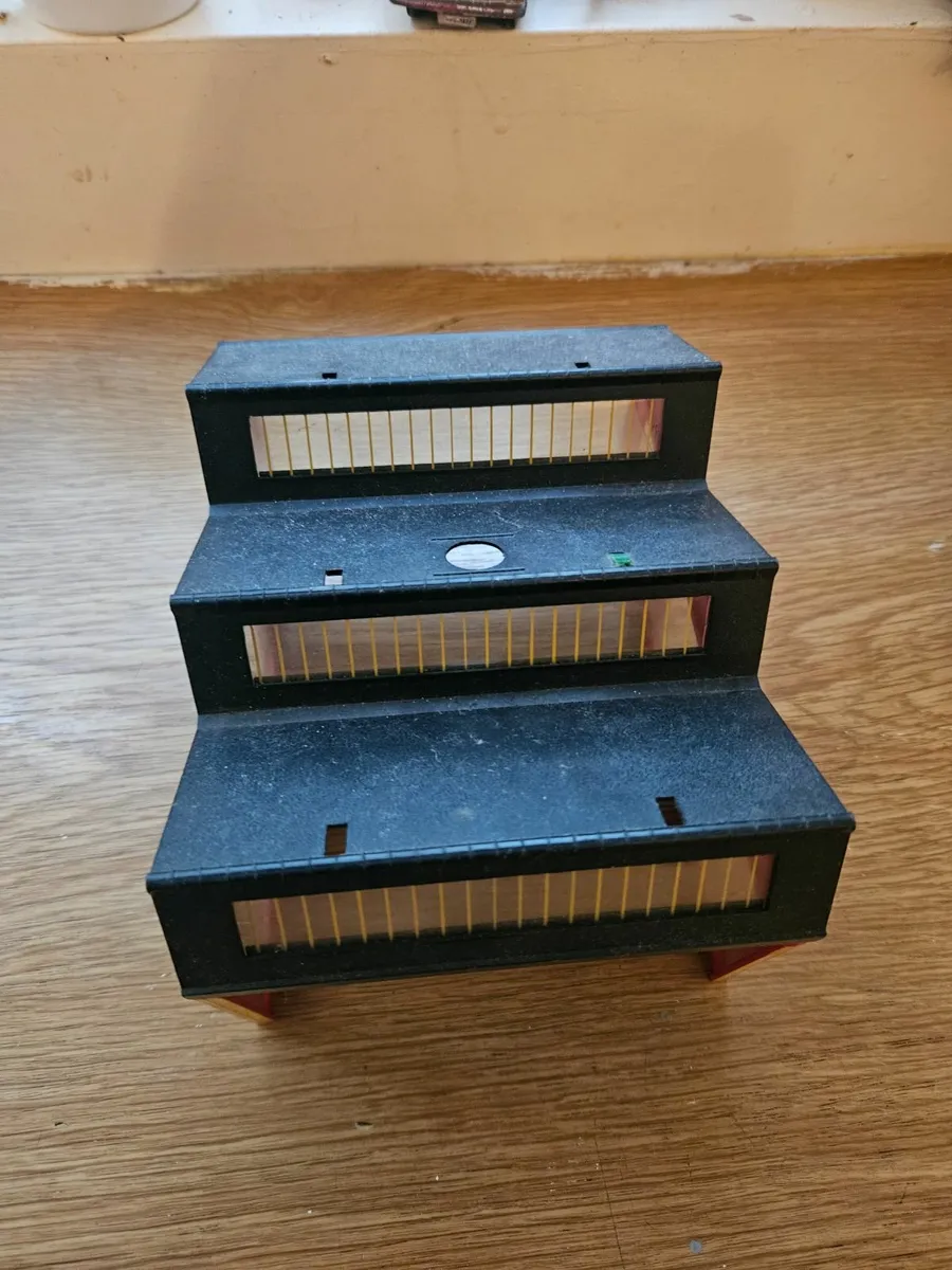 Hornby Triang OO Gauge Engine Shed - Image 2