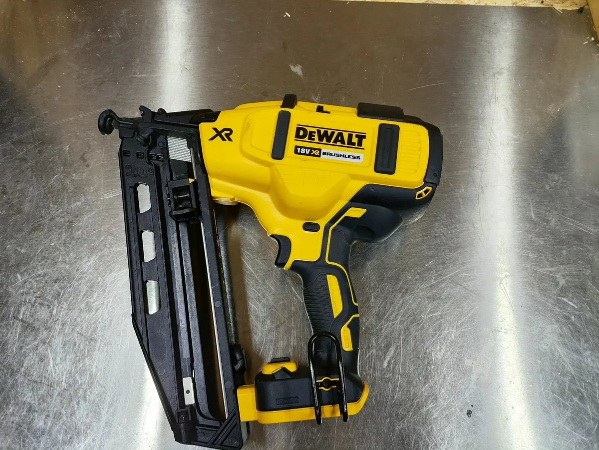 DeWalt dcn660 16ga second fix gun.