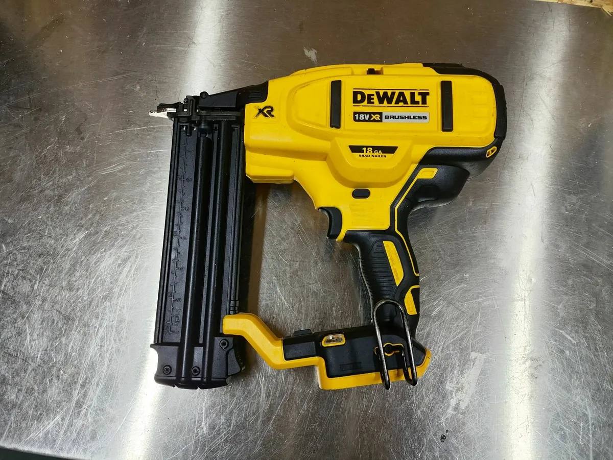 DeWalt dcn680 18ga second fix gun