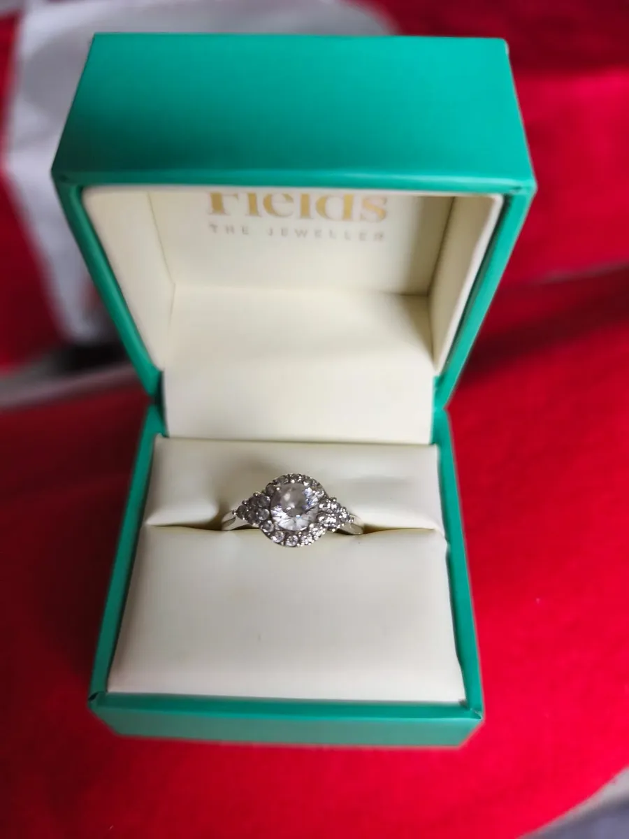 9 CT White Gold ring size is O or P - Image 1