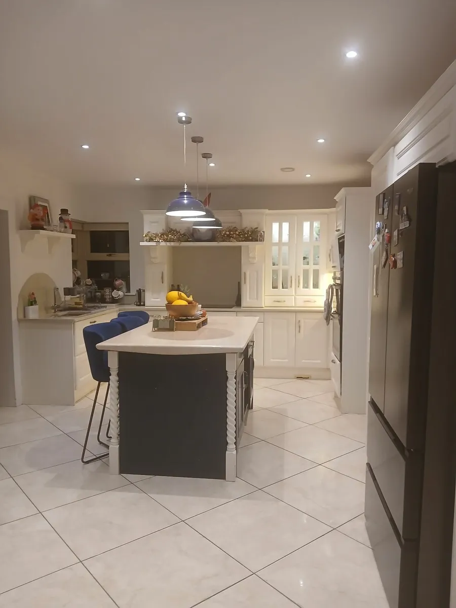 Painted Sollid oak kitchen - Image 1