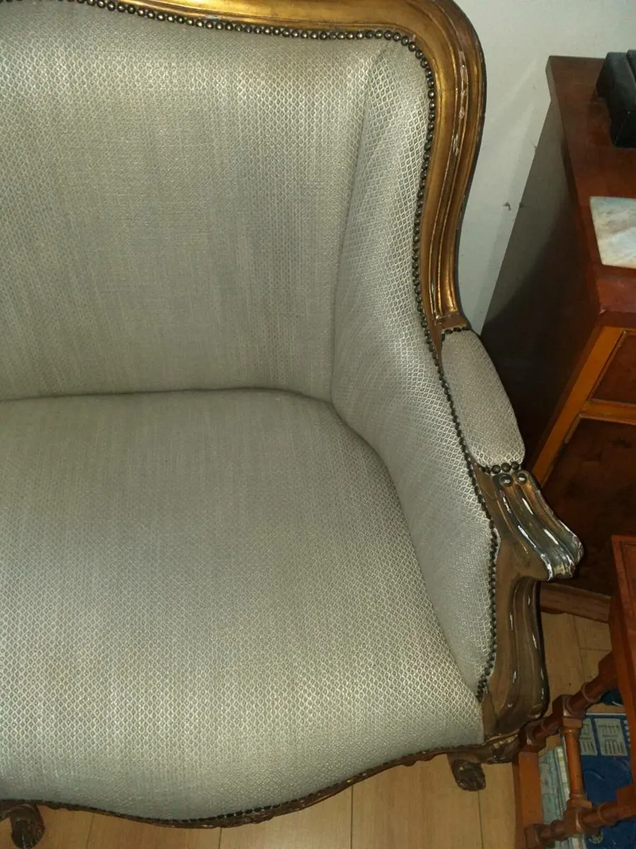 Elegant Period couch serpentine front - Image 4