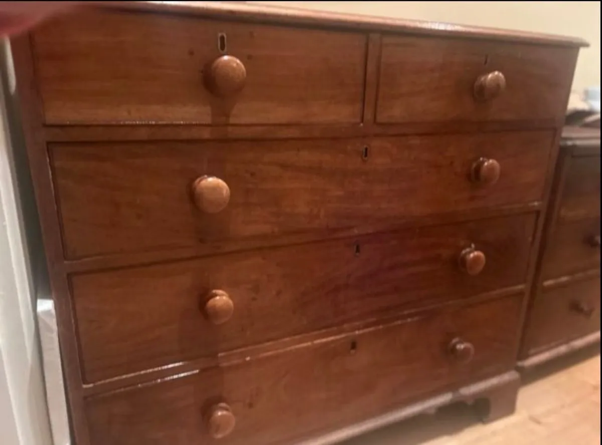 Mahogoney chest of drawers - Image 1