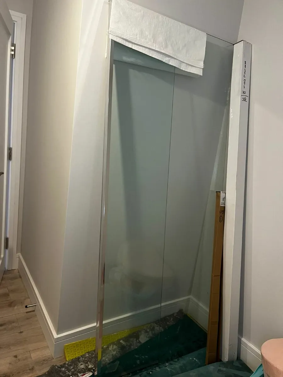 Glass shower screen
