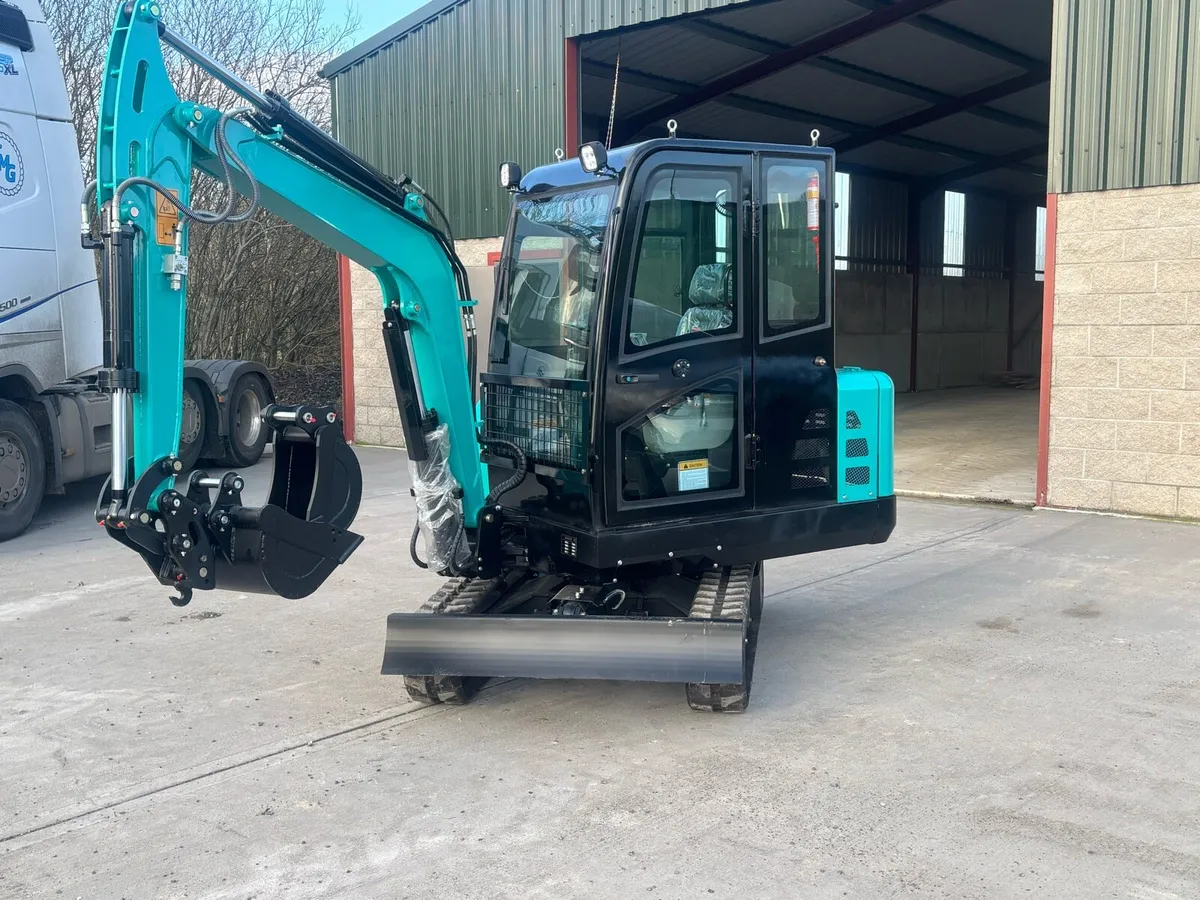 Mini digger - Image 1