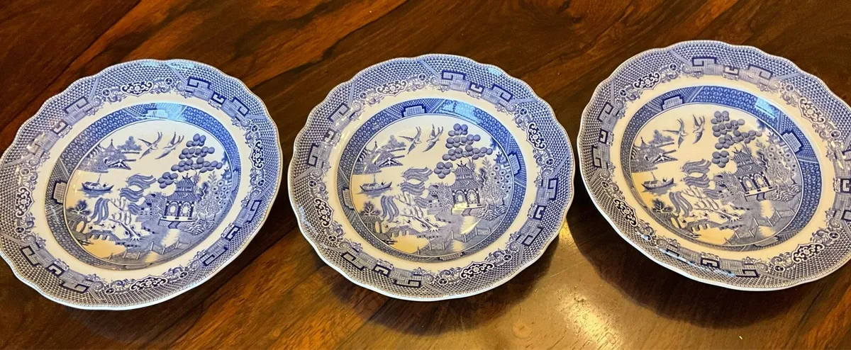 WILLOW PATTERN Pie Shaped 9 inch Dish x 3 - Image 3