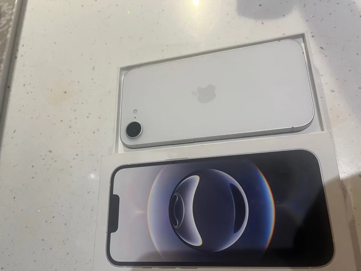 2 iPhone 16e - Image 1