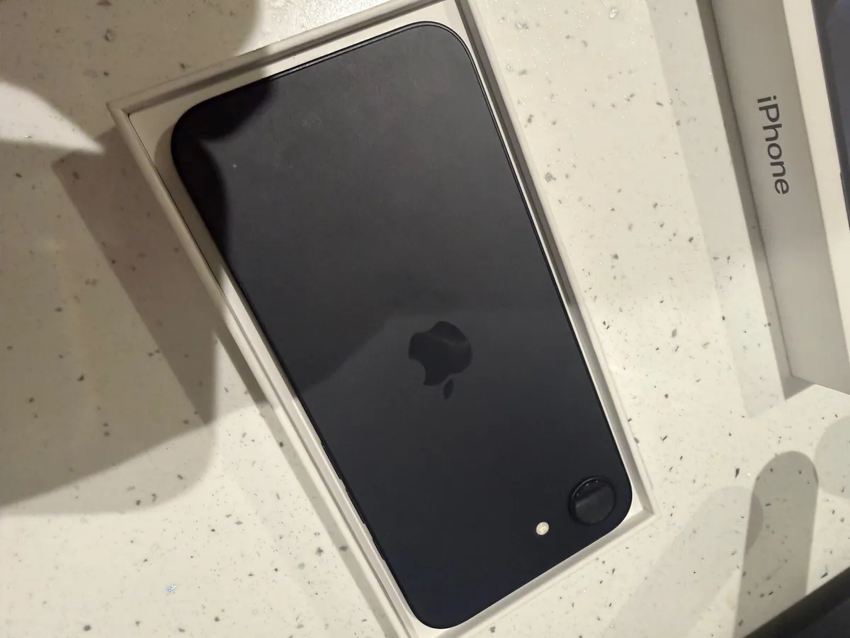 2 iPhone 16e - Image 4