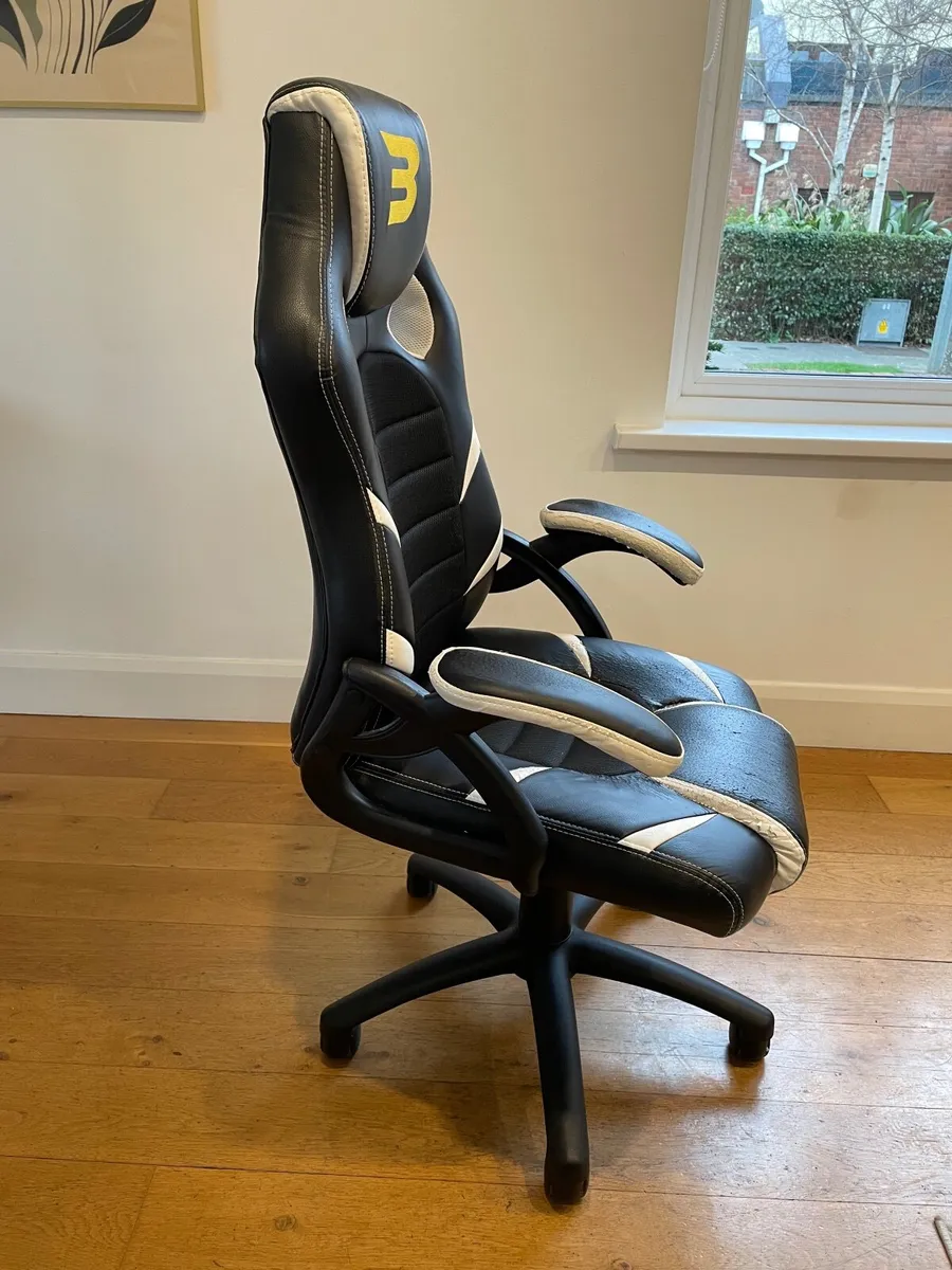 Gaming chair - Image 1