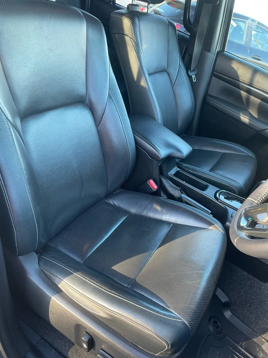 Toyota Hilux 2.4 automatic - Image 3