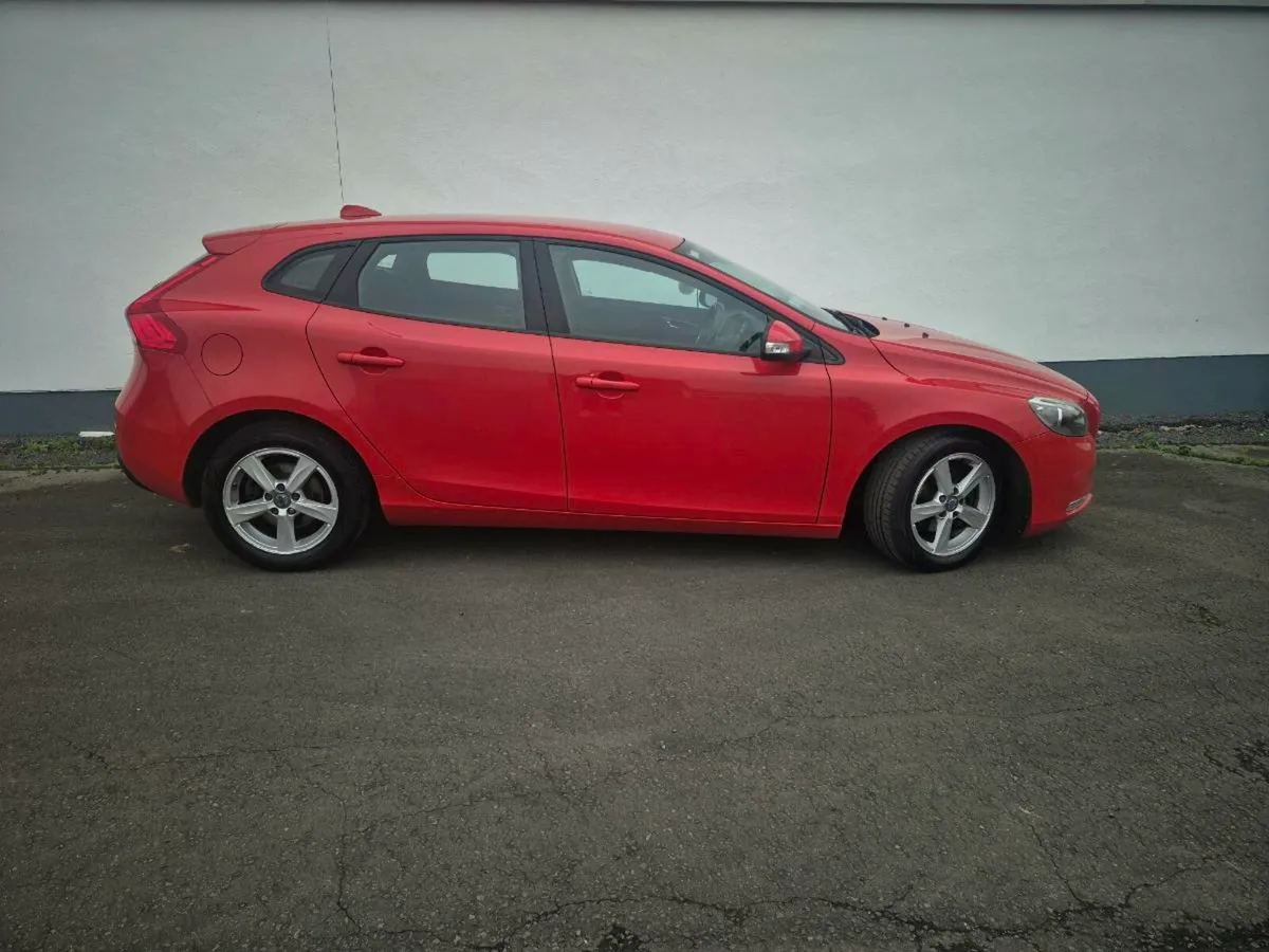 VOLVO V40 1.6 DIESEL - Image 3