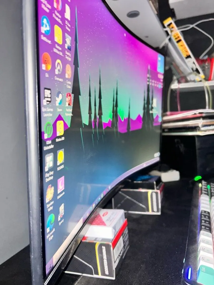 Samsung 24-inch curved monitor - Image 2