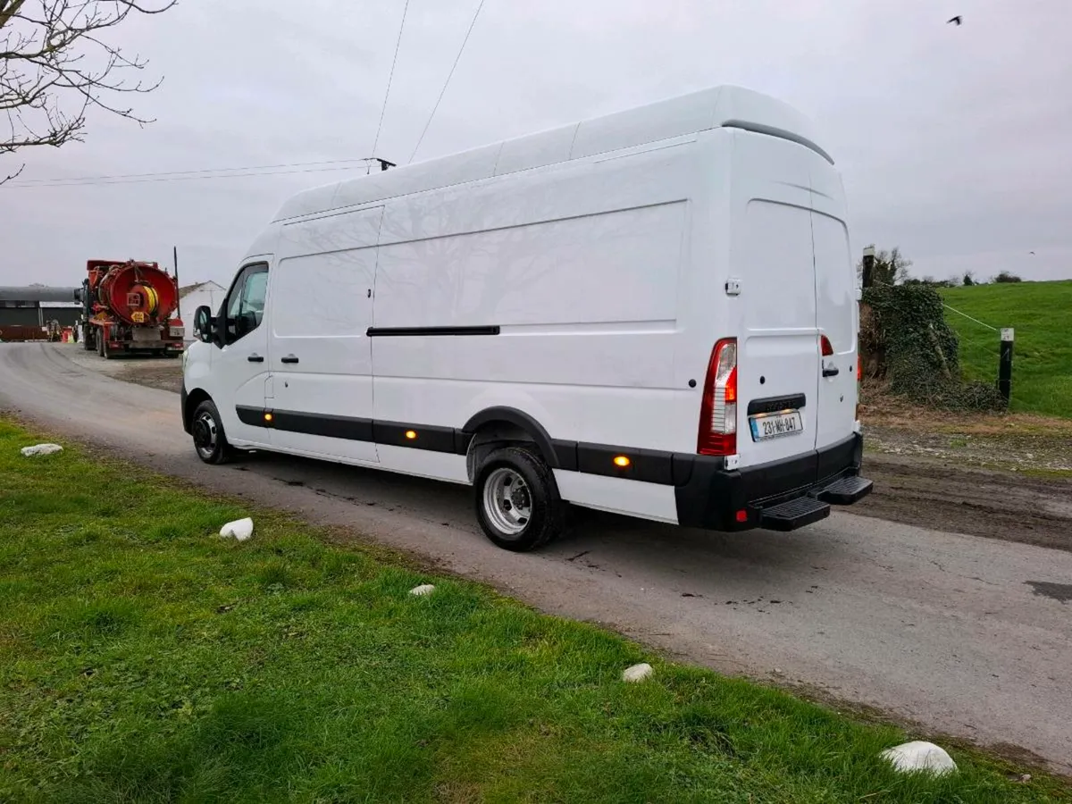 2023 Renault Master Twin Wheel LM35 - Image 3