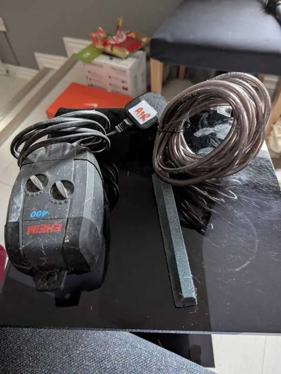 300L Aquarium w/accessories & original Cabinet - Image 4