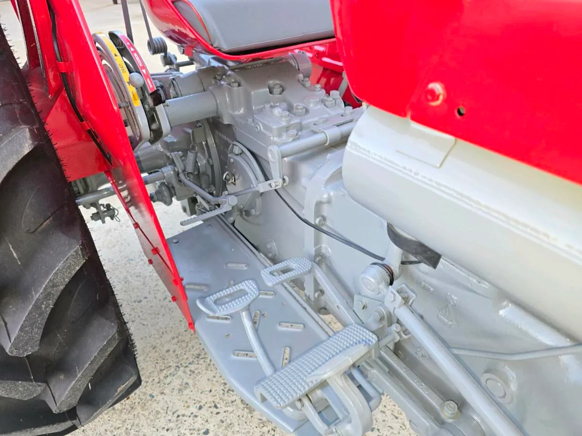 Massey 135 vintage tractor mint condition - Image 4