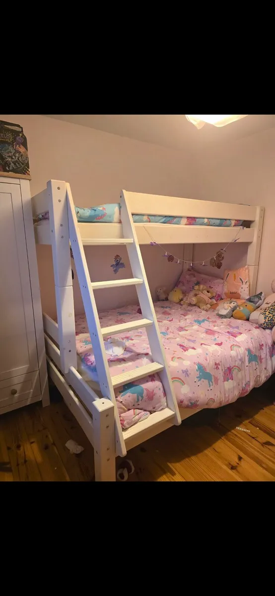 Triple bunk bed and mattresses - Image 1
