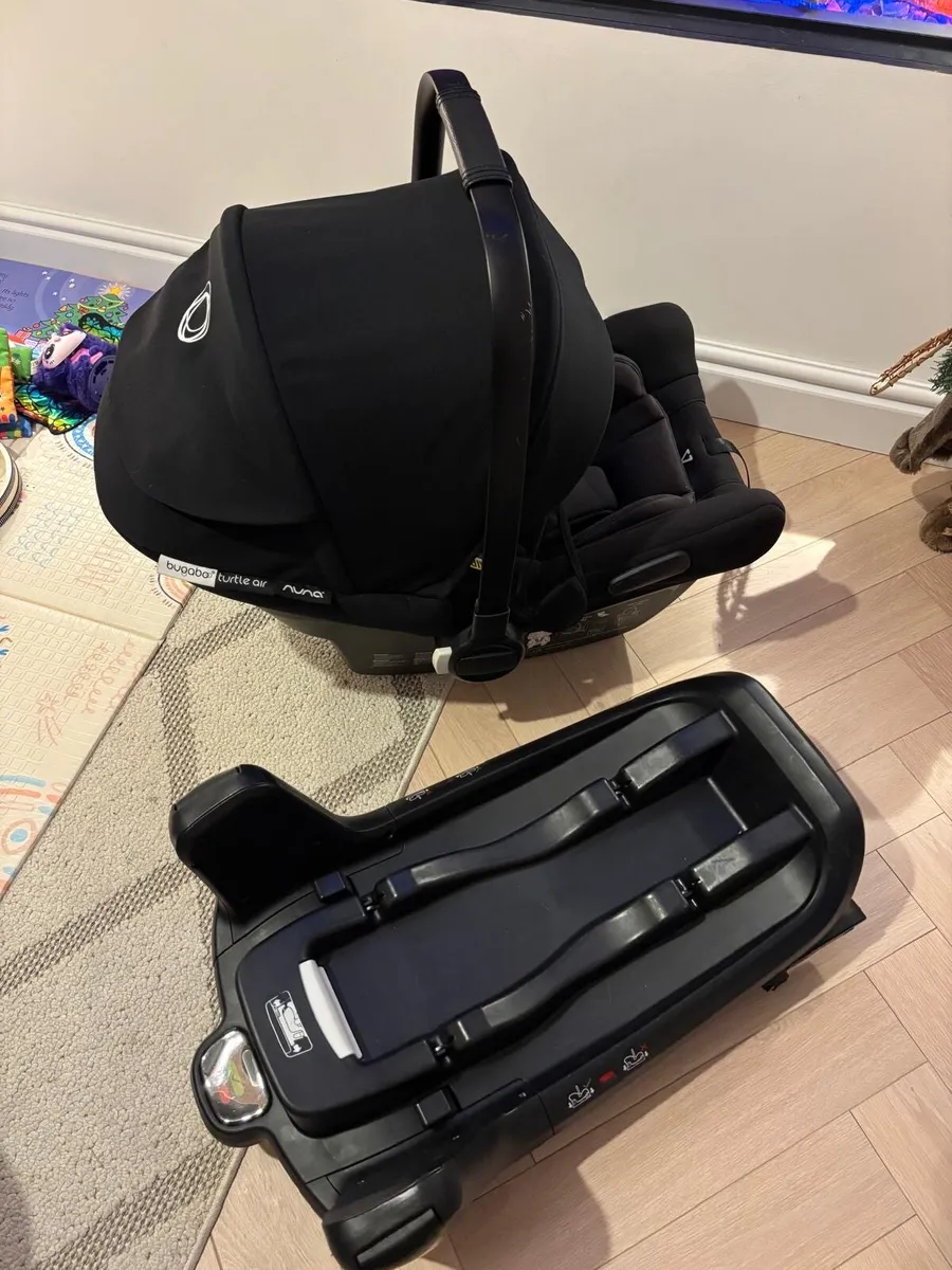 Bugaboo Turtle Air car seat and isofix base - Image 1