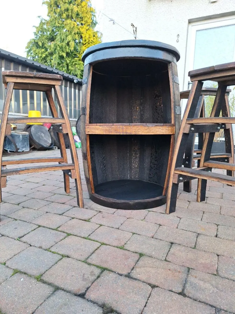 Oak barrel cabinet with stools - Image 1