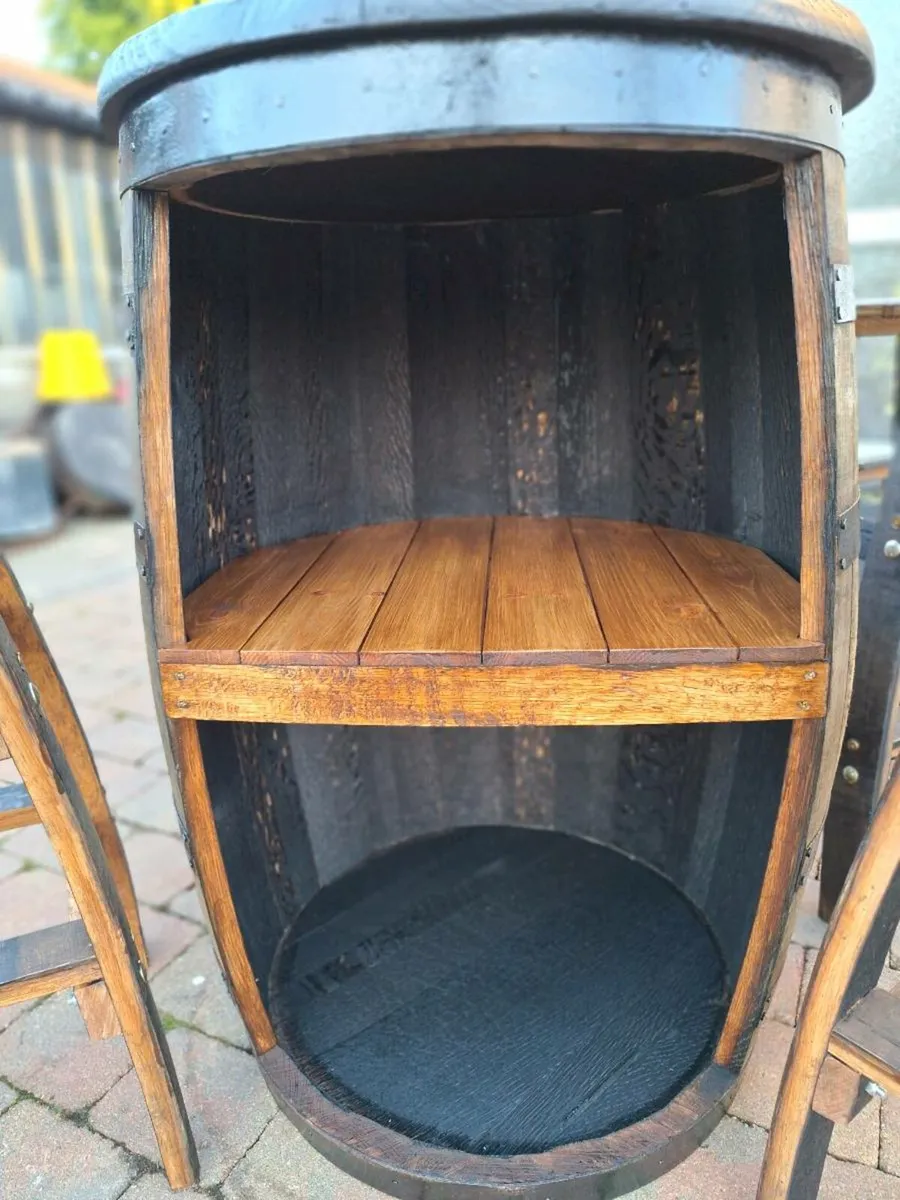Oak barrel cabinet with stools - Image 2