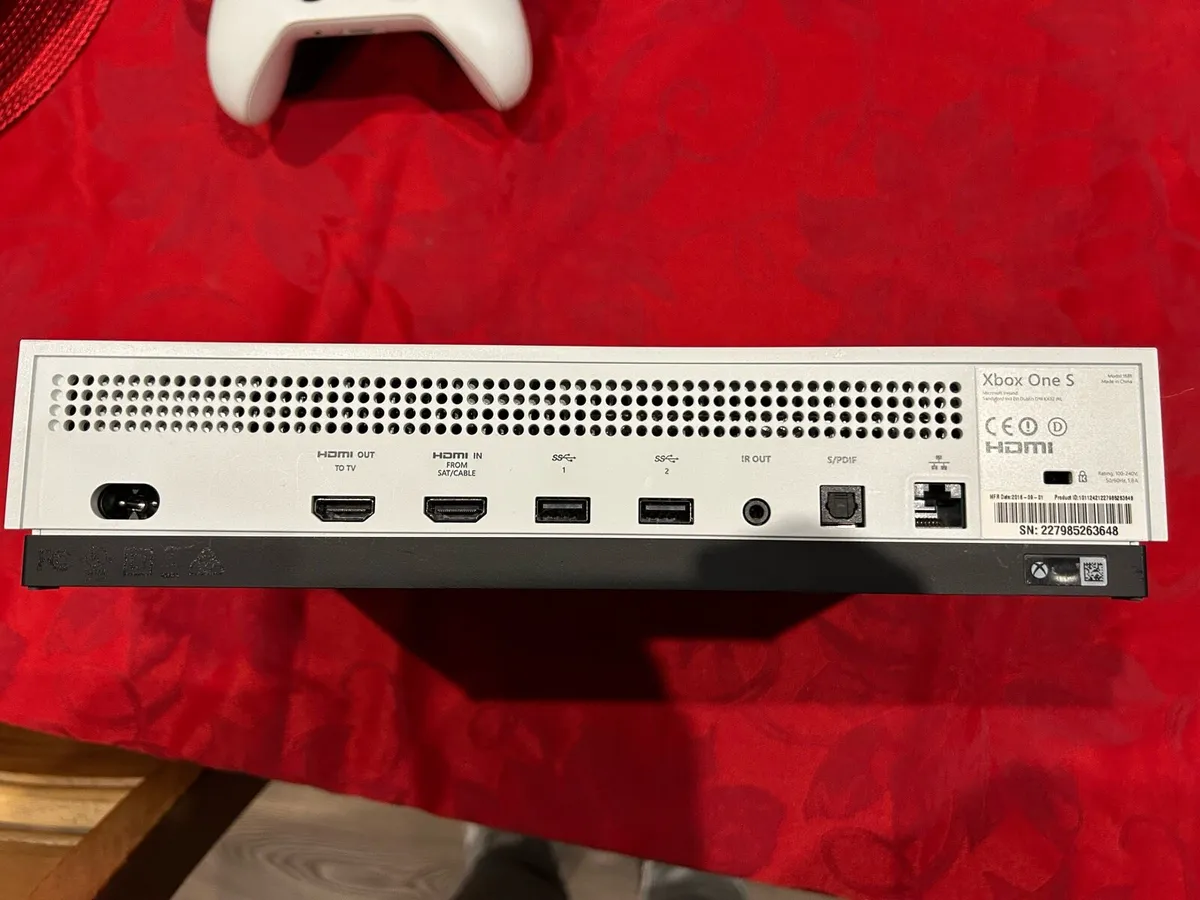Xbox 1 S 1TB - Image 4