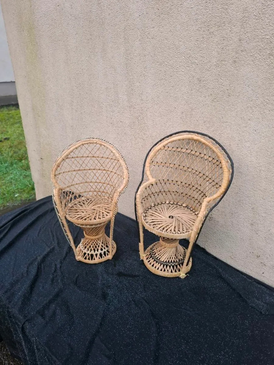 2 decorative rattan stands possible to post