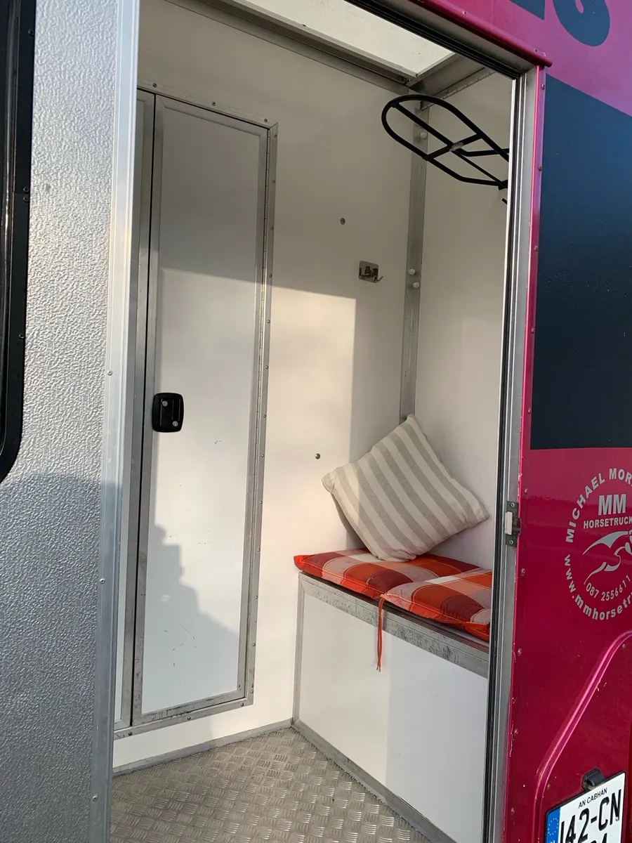 2 Horse Renault Master Van 2014 - Image 2