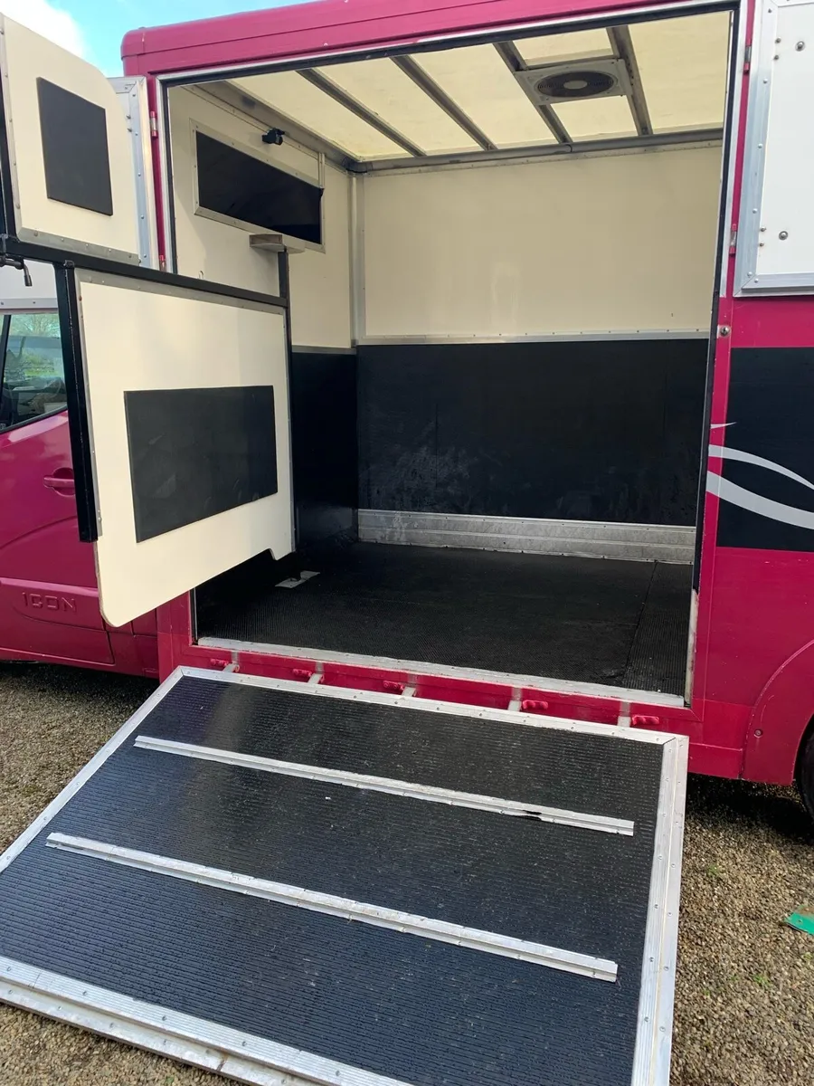 2 Horse Renault Master Van 2014 - Image 3