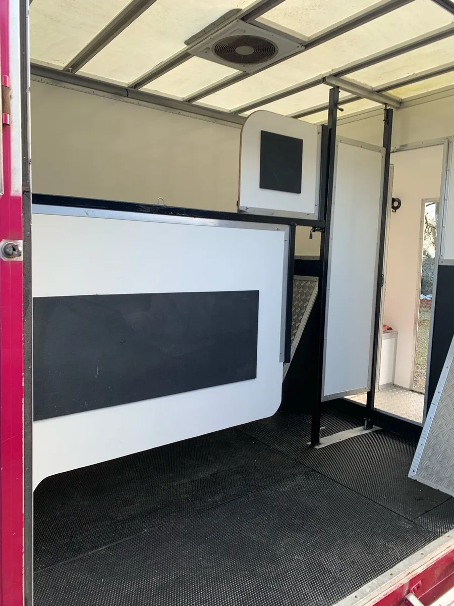 2 Horse Renault Master Van 2014 - Image 4