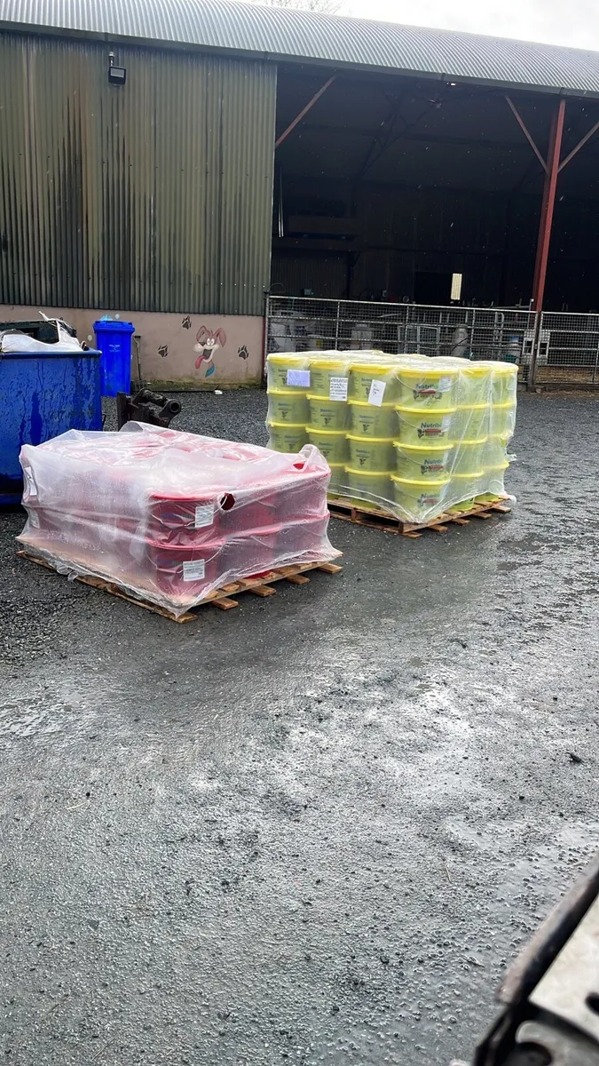 Megaboost mineral and feed bucket - Image 1