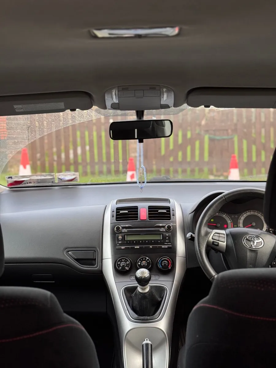 Toyota Auris 2012 - Image 2