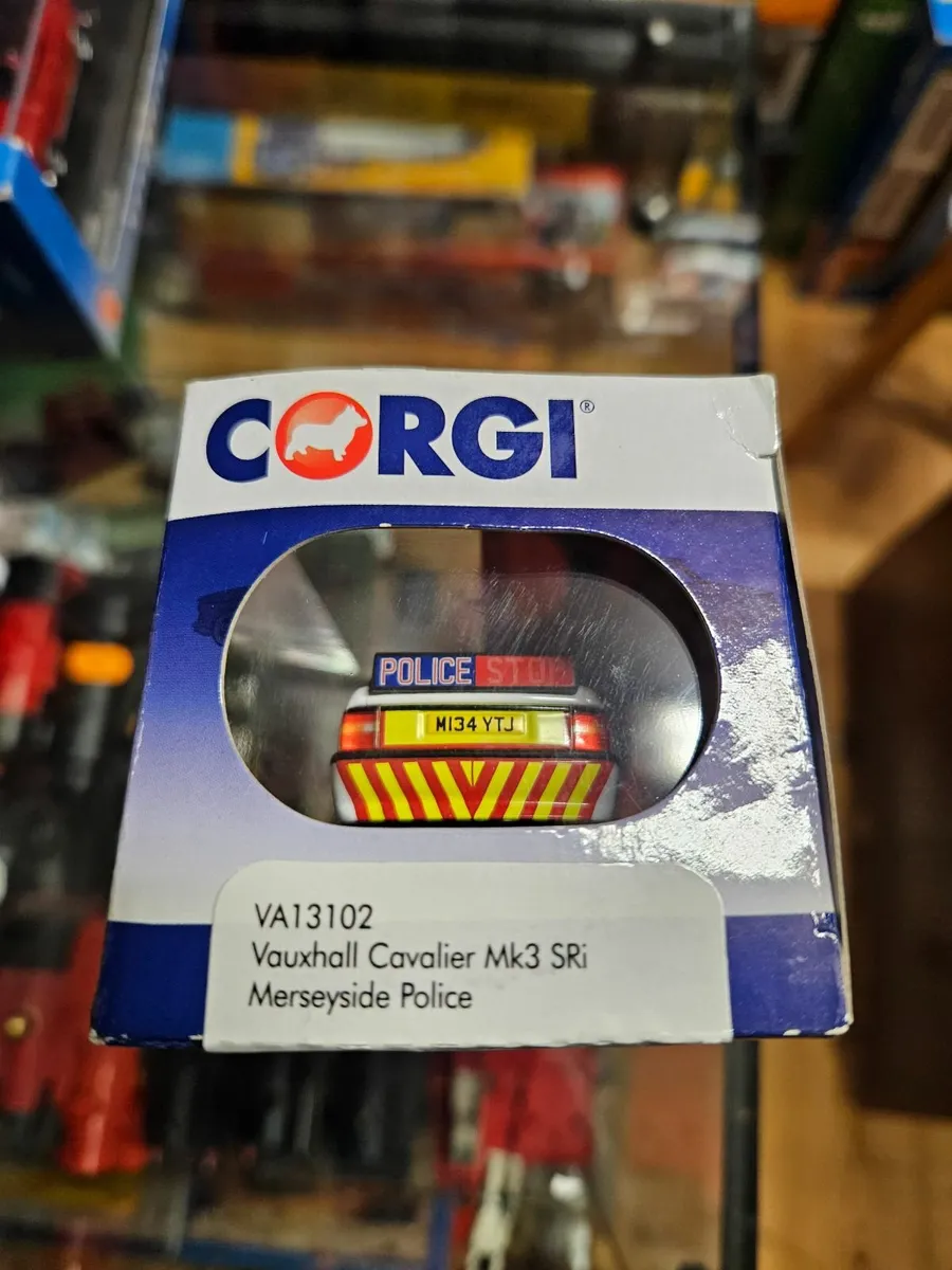 Corgi Vanguards Vauxhall Cavalier Police Car - Image 2