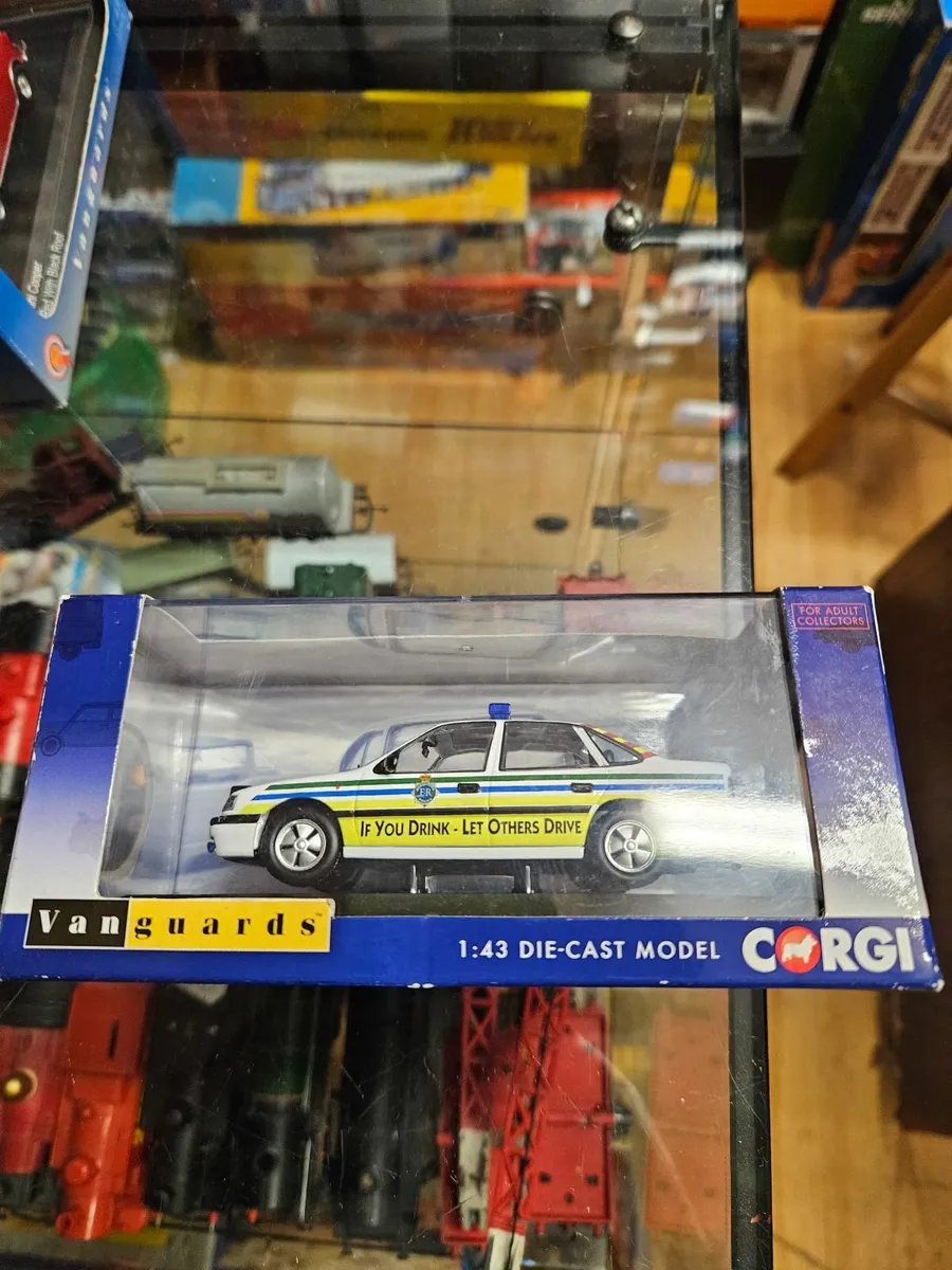 Corgi Vanguards Vauxhall Cavalier Police Car - Image 1