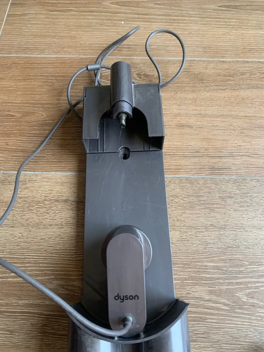 Dyson cordless hoover - Image 2