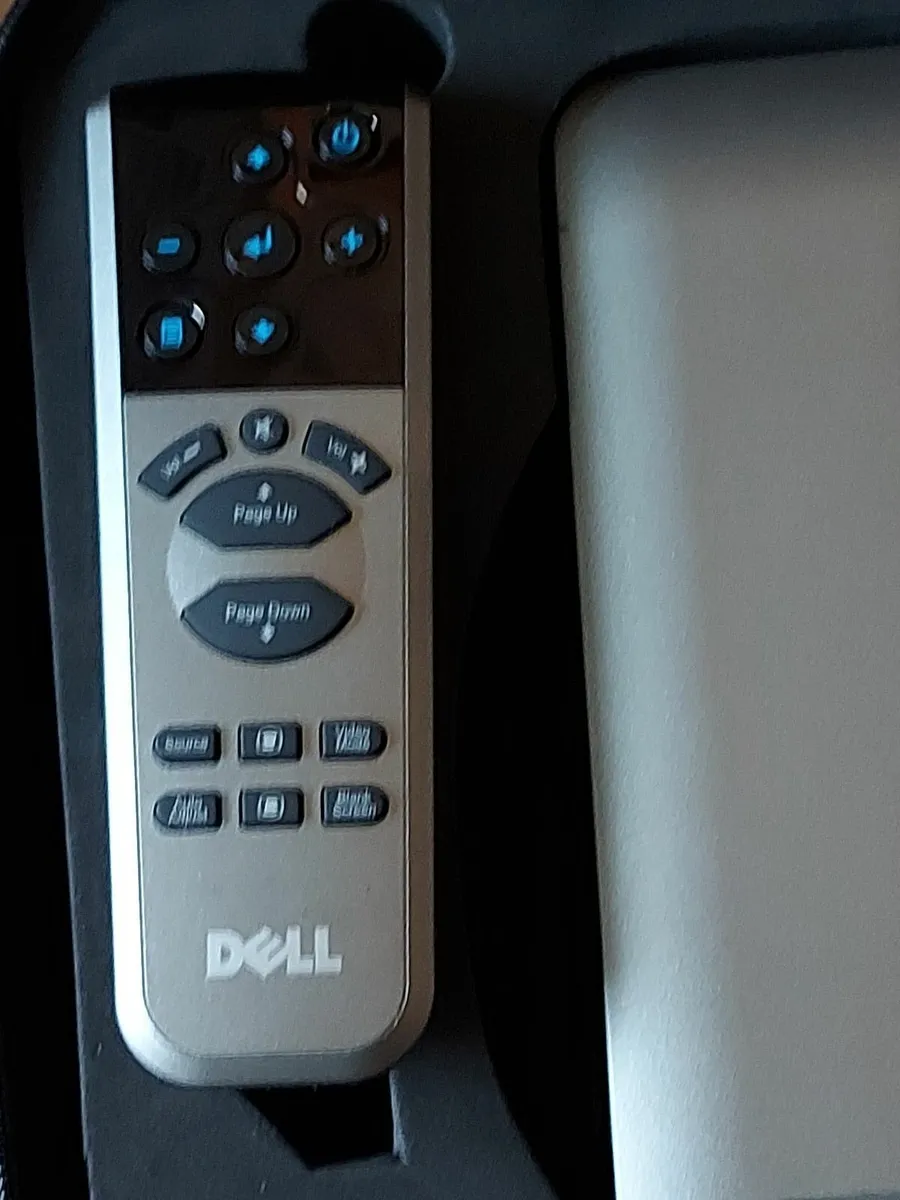 Dell 2400MP 3000 Lumens 1024x768 Front Projector - Image 3