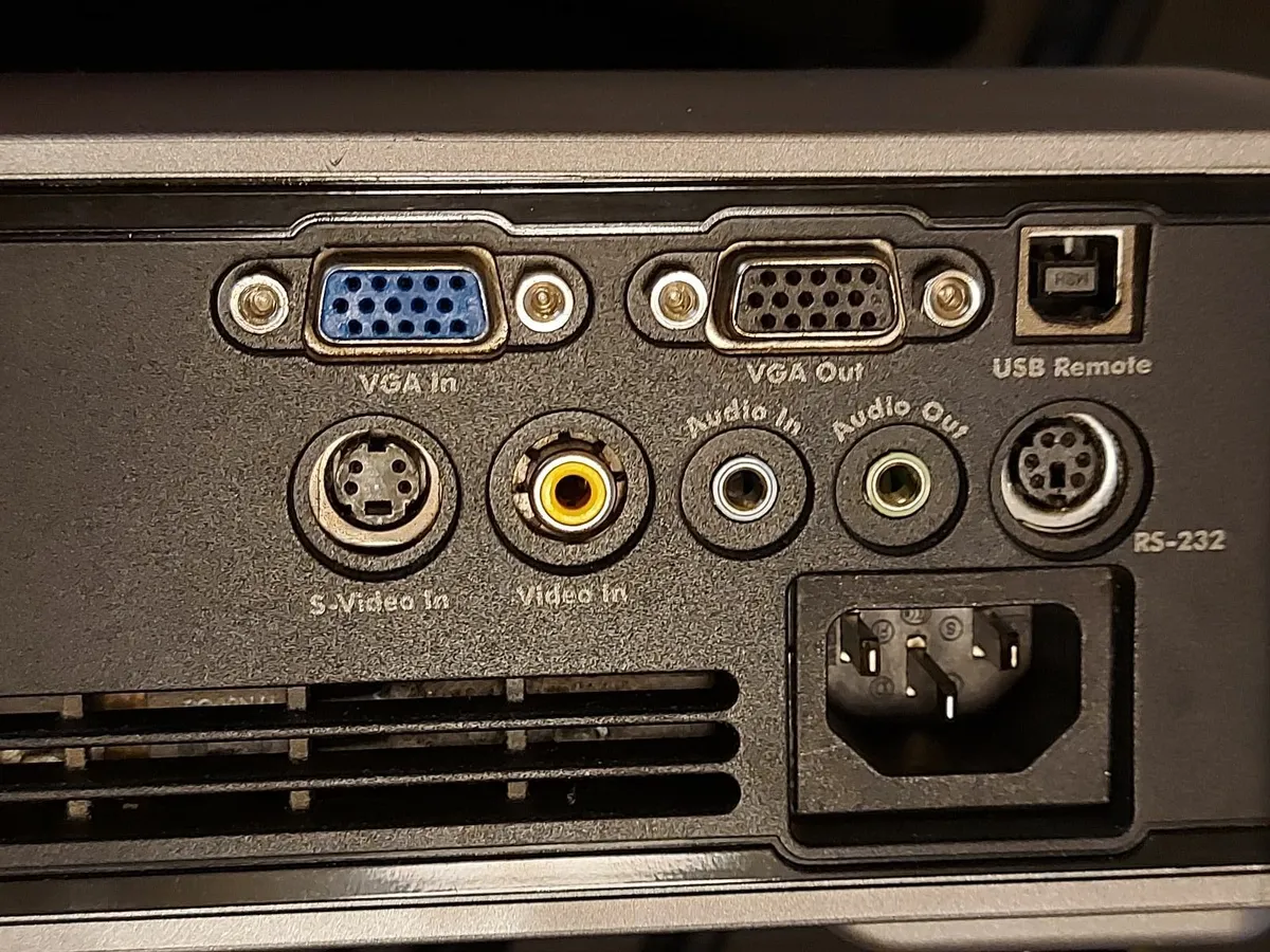 Dell 2400MP 3000 Lumens 1024x768 Front Projector - Image 4