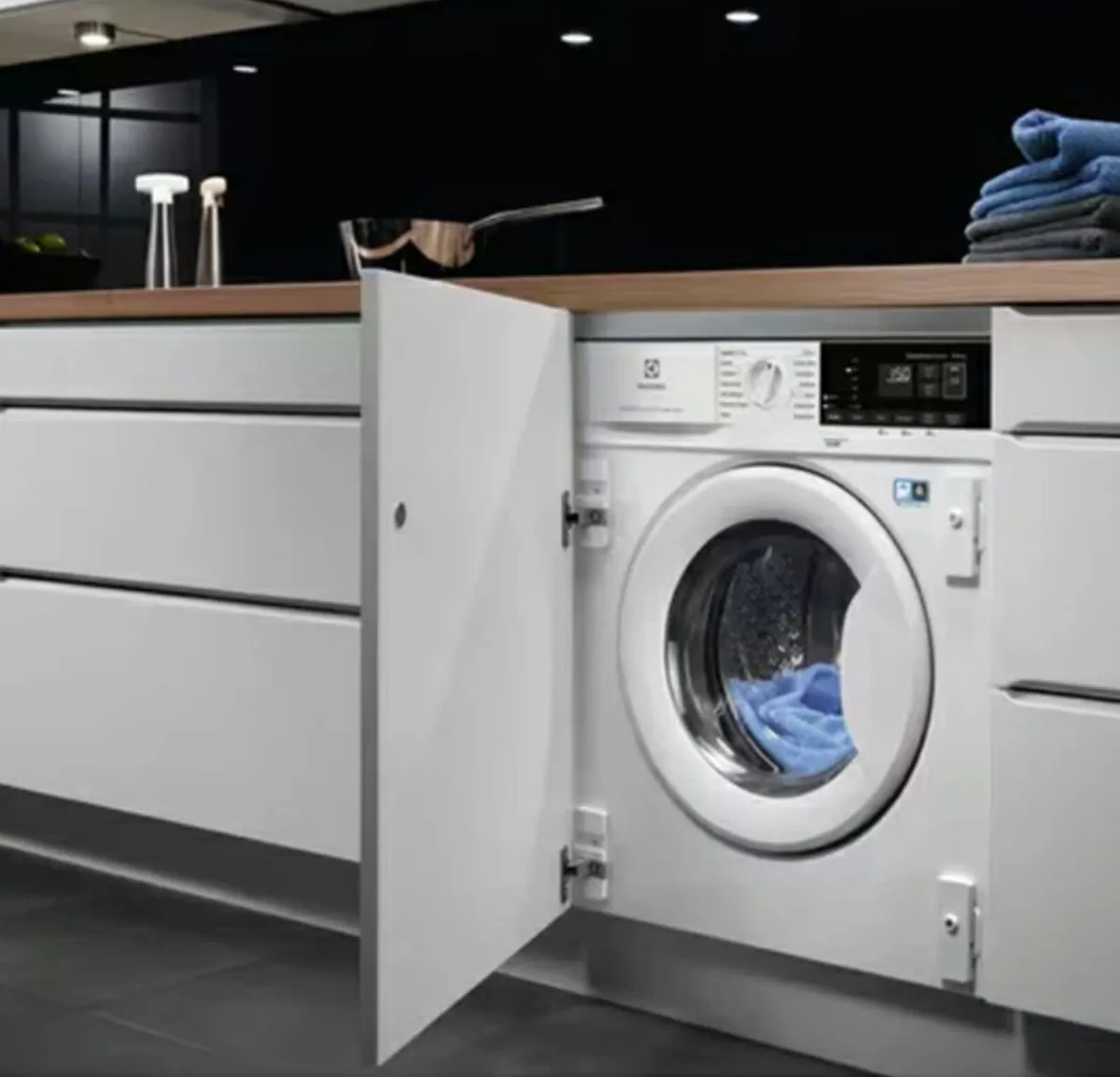 Electrolux 7KG Integrated Washing Machine 1400rpm - Image 3