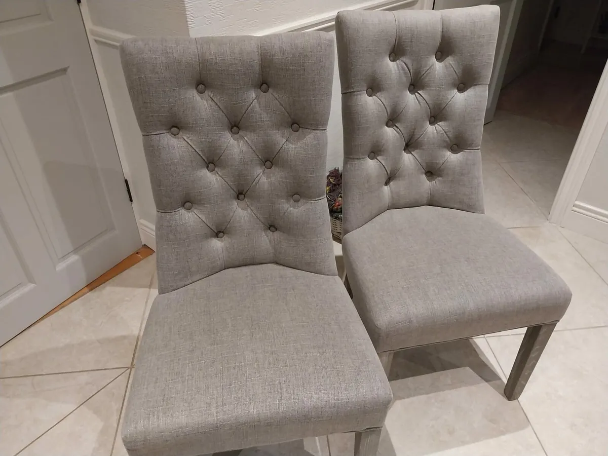 Like new table and chairs - Image 2