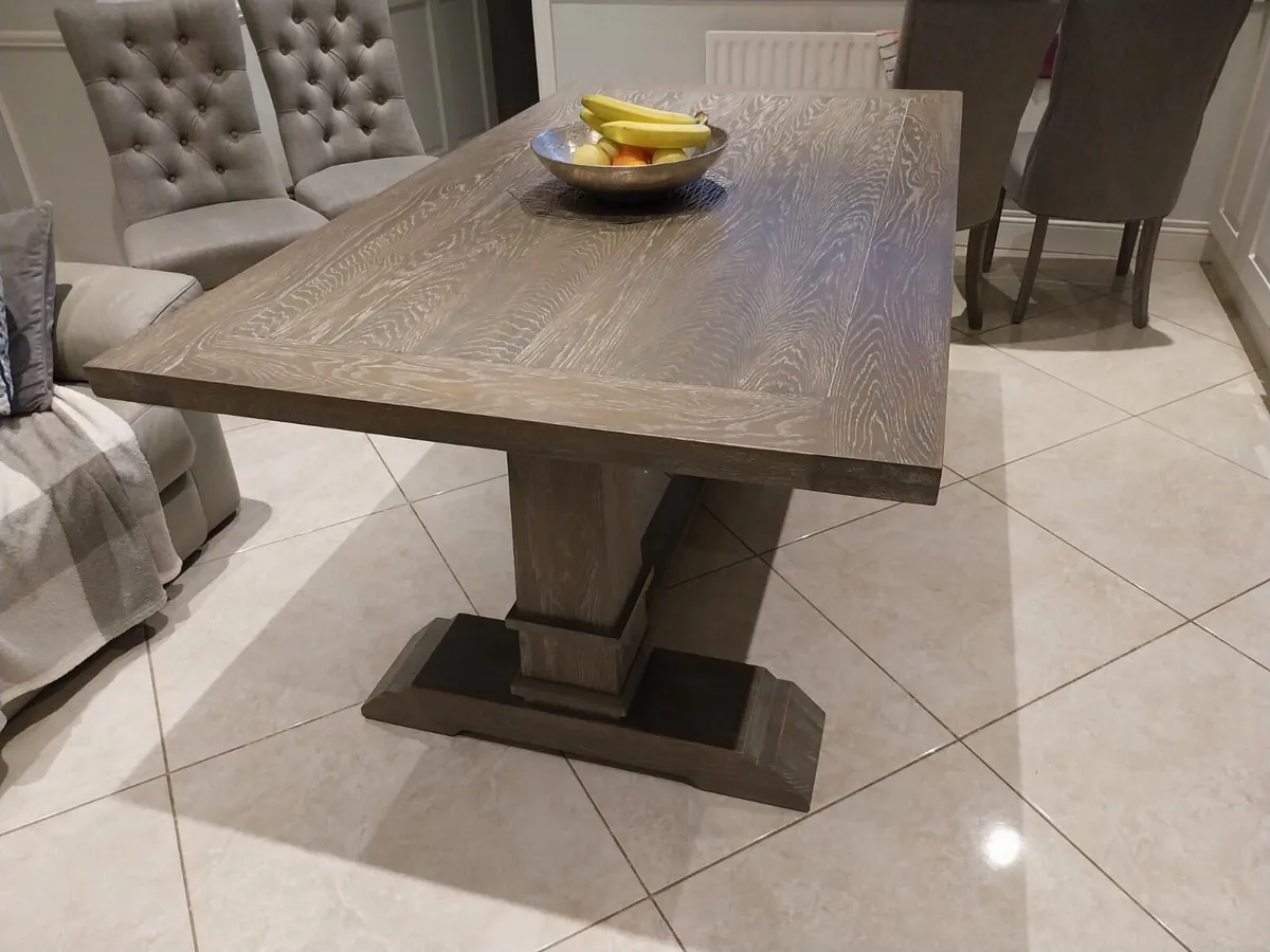 Like new table and chairs - Image 3