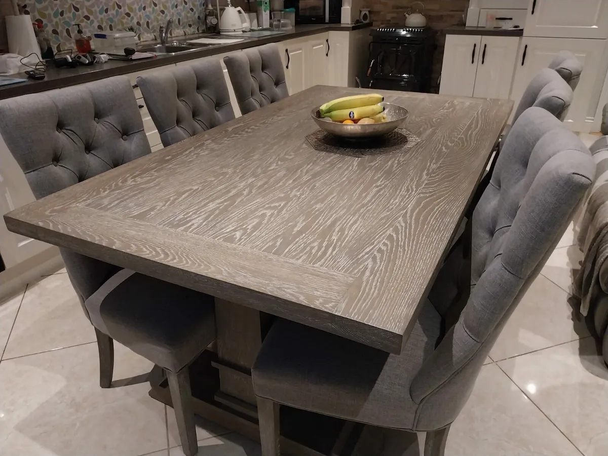 Like new table and chairs - Image 1