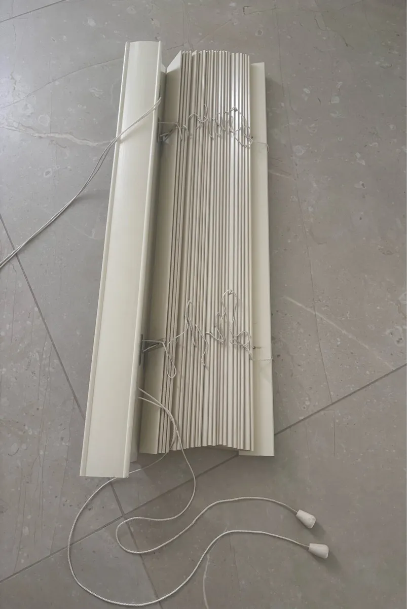 Cream wooden venetian blind - Image 3