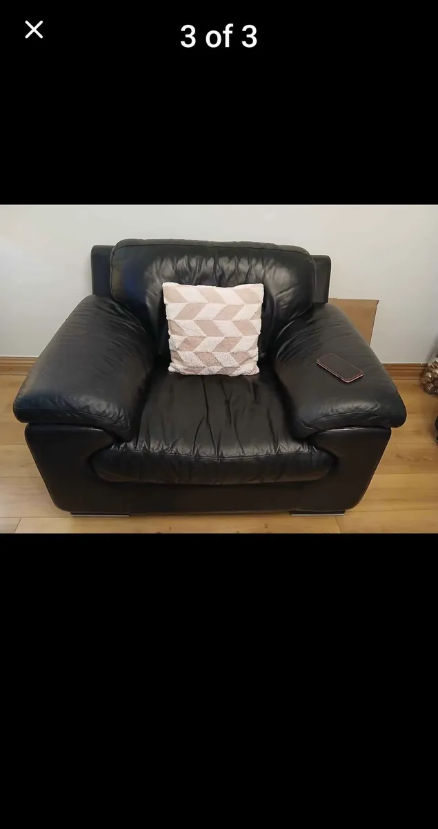 Leather sofa  3seater and 2 one seaters - Image 3