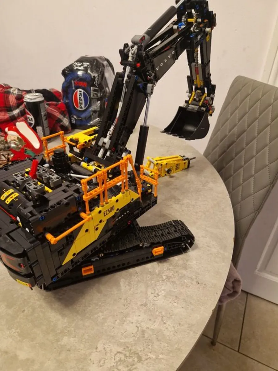 Technic lego 42215 Volvo hybrid excavator - Image 1