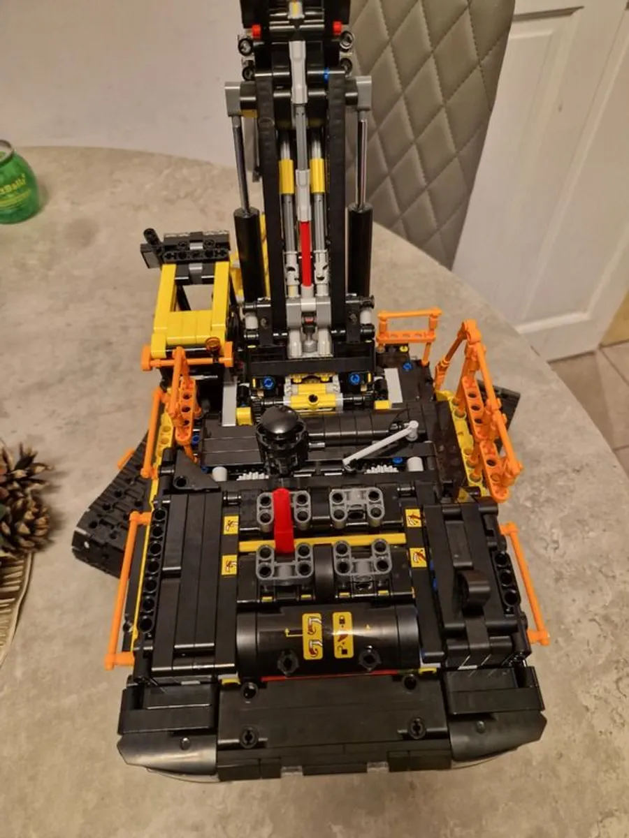 Technic lego 42215 Volvo hybrid excavator - Image 2